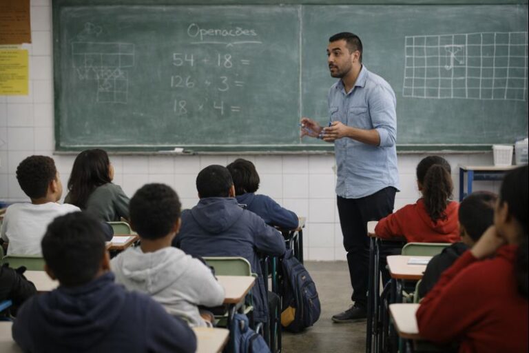 Piso nacional do magistério é reajustado em 5,4% e passa a R$ 5,1 mil