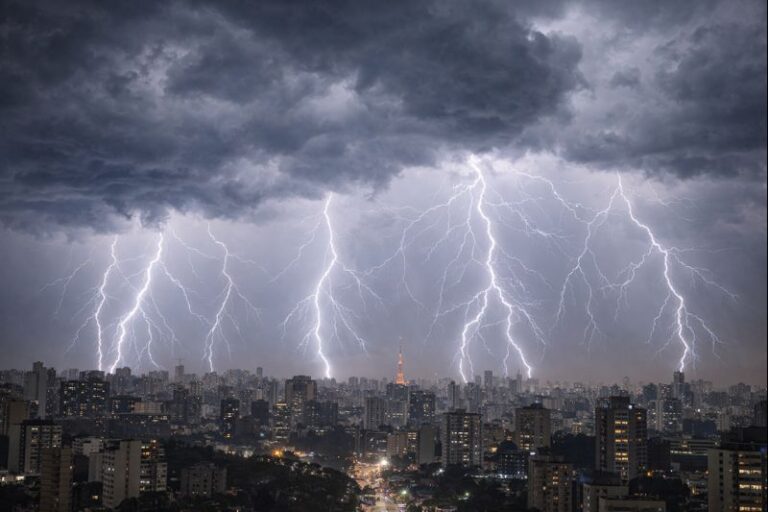 Cidade de São Paulo registra mais de mil raios durante chuva intensa