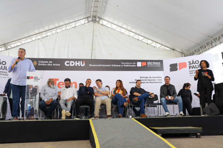 Casa Paulista entrega mais de 230 moradias a famílias em Embu das Artes