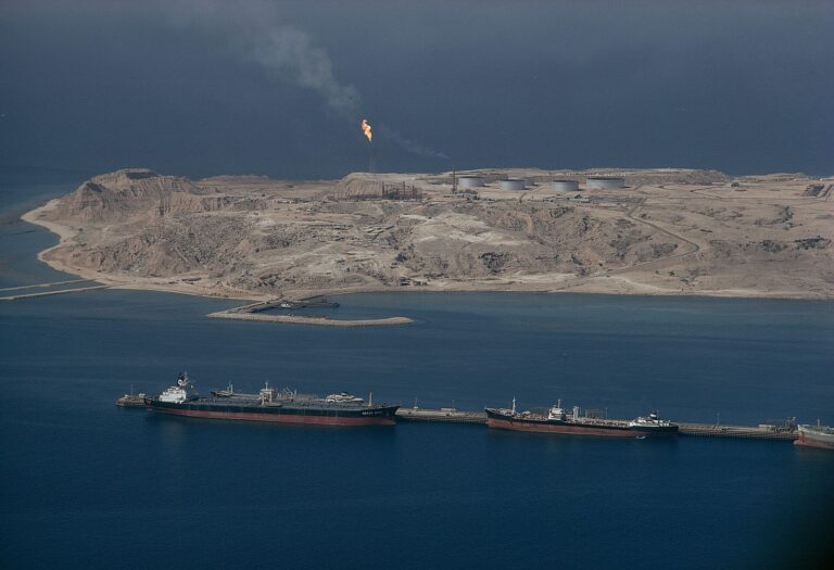 Irã ataca navios, atinge aeroporto de Dubai, paralisa o Estreito de Ormuz e dispara preços do petróleo