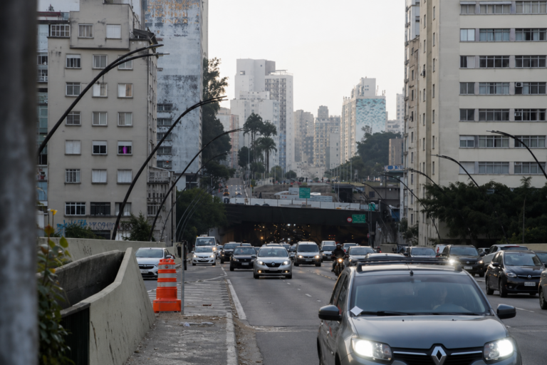 Gangues do quebra-vidro ampliam alerta para motoristas na Bela Vista